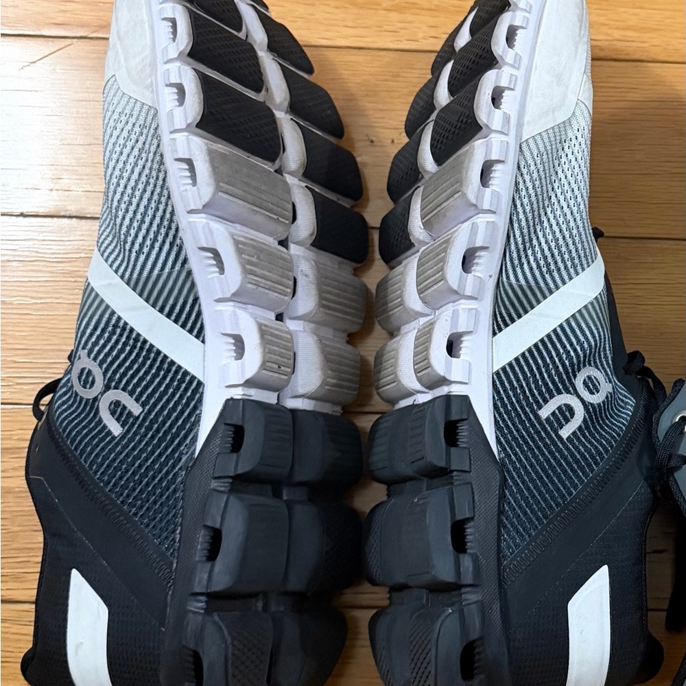 On Running Men's Black/White Shoes 9 Men GUC - Picture 2 of 6